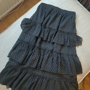 Svart Volangkjol Prickig  - Svart volangkjol i midimodell, i storlek Small med prickigt tyg. Jättefin! Köpt på affären Reserved i Prag och använd max 2 gånger. 