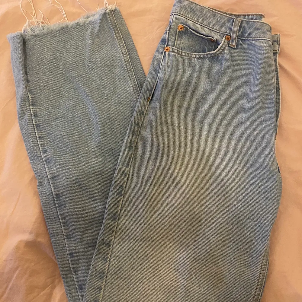 Använda en del men ser ut som nya, inga defekter eller fläckar. Säljer av anledningen att dom blivit för stora 💕 nypris 399. Jeans & Byxor.