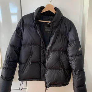 Penfield Equinox svart puffer-jacka  - Dunjacka från Penfield i modell Equinox! Storlek S. Inget synligt slitage, använd kanske 15 gånger totalt. Köpte den istället för en NortFace och tycker den funkar mycket bra som en dupe! 