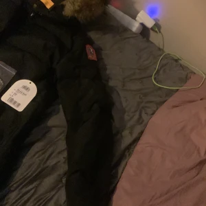 Parajumper jacka  - En para jumper jacka har haft den i en månad få gånge använd säljer den på grund av att den är lite för långt för mig den är i storlek S och den kostade när jag köpte den 8990 jag har inget kvitto men jag har prislappen och ni kan scanna jackan och man se