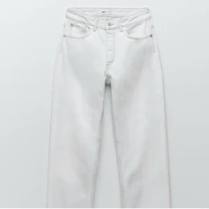 Zara mid Rise jeans - Säljer nu ett par vita jeans med beige sömm från zara, det är deras populära mid Rise modell och är slutsåld i denna färg. Storlek 36 och är väldigt långa på mig som är 166/167cm, kontakta mig vid intresse och skriv för frågor och fler bilder kram!❤️obs första två är lånade bilder och köpare väljer mellan spårbar för 66kr och vanlig för 62kr.