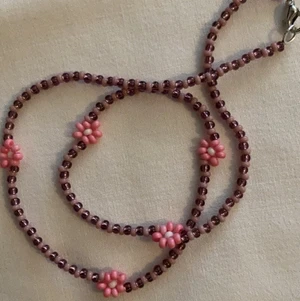 Halsband blommor - Handgjort halsband med blommor, 39 cm långt. Köparen står för frakten, 12kr. Samfraktar vid köp av flera smycken.