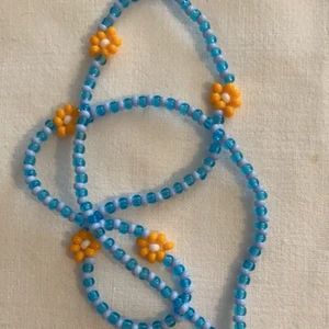 Halsband blommor - Handgjort halsband med blommor, 39,5 cm långt. Köparen står för frakten, 12kr. Samfraktar vid köp av flera smycken.