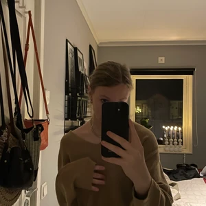 Stckad tröja  - Brun/beige tunn stickad tröja från hm.✨ Rätt stor i storleken. Skriv för mer information!