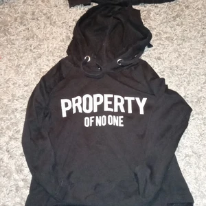 Svart hoodie i storlek S - En svart hoodie med trycket "Property of no one". Längst ner på tröjan är det ihåligt ruttyg. Storlek S. Använd 5 gånger. Från NewYorker.