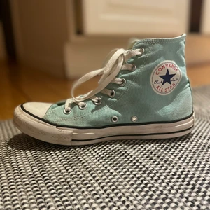 Blåa Converse  - Blåa Converse                                                          Storlek: 39                                                                     Skick: Bra                                                                        För mer bilder och information, skicka DM             Betalning sker via Swish                                                      Kunden betalar frakt                                                             ❗️Köp direkt vid 250kr❗️