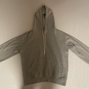 grå hoodie - mysig grå hoodie från HM, säljs då den är för liten, nyskick!! 😁😁
