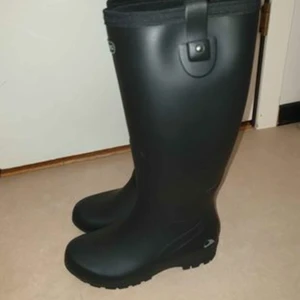 VIKING GUMMI STÖVLAR  - Ett par snygga gummi stövlar med bra passform. De är helt oanvända. Fick de i present och har aldrig använt de. 