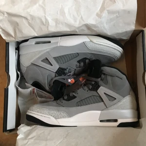 Jordan spizike - Helt sjukt snygga jordan spizike cool grey/ black - wolf grey-pure platinum. En blandning av jordan 3 och 4. Storlek 44. Använda super lite och enda tecknet på användning är att sulan är lite smutsig. Kvitto och box finns, crease skydd finns och ingår;)