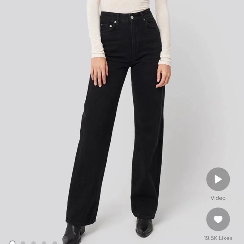 Svarta 90s jeans från NA-KD. Som på bild, men lite mer ”fransiga” nertill. Använda några gånger men är i bra skick. Passar en 38-40 eller M/L. Nypris 599kr. Jeans & Byxor.