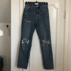 Håliga jeans från Zara med slitsar nederst på vardera ben. Köptes i somras men säljs då de bara ligger i garderoben. Superfint skick utan defekter. Nypris: 359kr