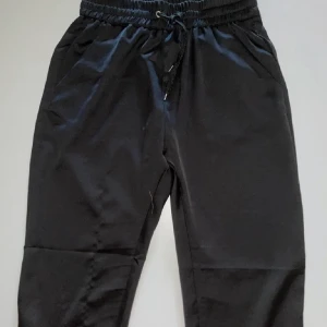 Svarta tunna byxor - Kmr överens om pris i dm och mer info där!!