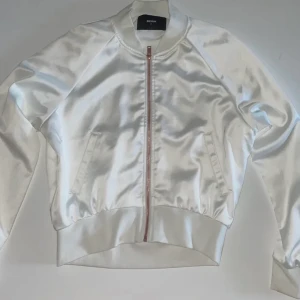 Vit bomberjacka aldrig använd - Kmr överens om pris i dm och mer info där!!