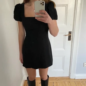 Svart Zara klänning - Endast använd en gång. Stilren och perfekt till nyår. Storlek M men skulle säga att den passar S/M då man kan dra åt den där bak. Kan posta på en gång och gratis frakt. Skriv om du vill ha fler bilder🥰😍💗