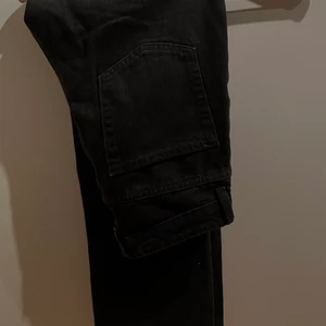 Weekday jeans - Svarta Jeans från weekday! Knappt använda då dem är för små på mig. Modellen är Voyage High Straight Jeans och storleken 24/30. Kan mötas upp annars står köparen för frakt! 