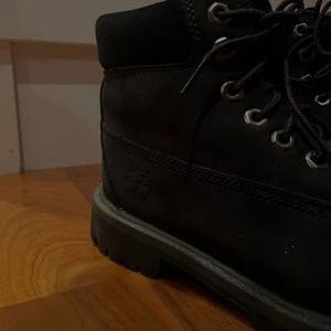 Timberlands svarta - Använda förra vintern! Svarta Timberlands i storlek 38 och i bra skick förutom lite tappad färg vid fötterna, inget märkbart förutom på bild! Kan mötas annars står köparen för frakt.