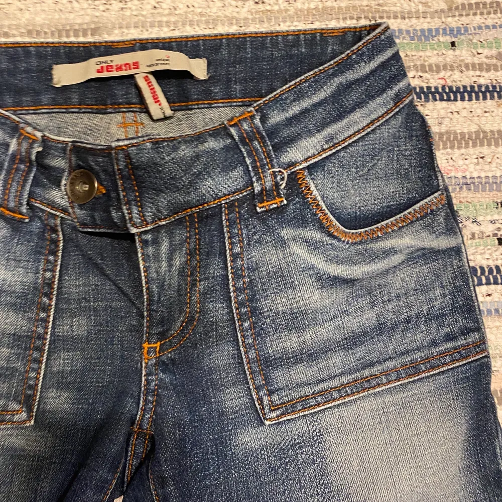 Low waist jeans från Only i storlek 34! Första bilden är lånad,  personen på bilden är 175 cm. Jättefint skick och supertrendiga! ❤️‍🔥. Jeans & Byxor.