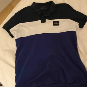 Peak performance piké tröja - Peak performance piké blå, vit, marin. Storlek Medium. Säljer för att den inte används