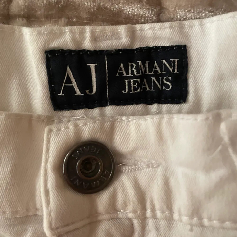 Lågmidjade vita Armani byxor! Loggan syns där bak och även ”Armani” vid fickan på framsidan, säljs pga har ej kommit till användning. Storlek är okänd men skulle gissa S/M. Kan mötas upp annars står köparen för frakt! . Jeans & Byxor.