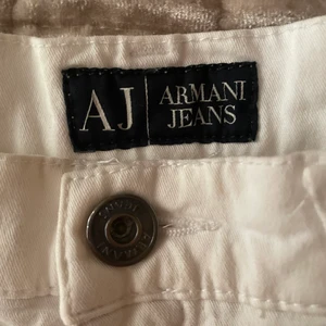 Armani Jeans - Lågmidjade vita Armani byxor! Loggan syns där bak och även ”Armani” vid fickan på framsidan, säljs pga har ej kommit till användning. Storlek är okänd men skulle gissa S/M. Kan mötas upp annars står köparen för frakt! 