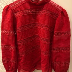 Isabel Marant Etoile blus - Fantastisk blus i stl 40. Knappar bak i ryggen och fina spetsdetaljer. Perfekt till julens alla fester, eller som julklapp! Köpt för 3400::- en riktig dyrgrip! Som ny! Passa på ett klipp!