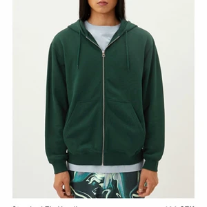 Mörkgrön Weekday ZipHoodie💚 - En mörkgrön ziphoodie i storlek S, knappt använd. Väldigt bra skick, säljer pga att den är lite för stor för mig 💚