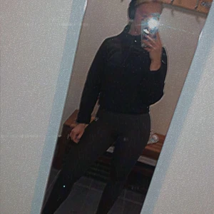 Croppad träningströja - Säljer en croppad träningströja från MMSPORTS i ett lite tjockare material. Storlek M (är mer som en S). 