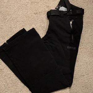 Skidbyxor - Svarta skidbyxor i storlek 36. Jättesnygg passform - sitter perfekt. Från 8848 altitude. Knappt använda. Nypris 1800