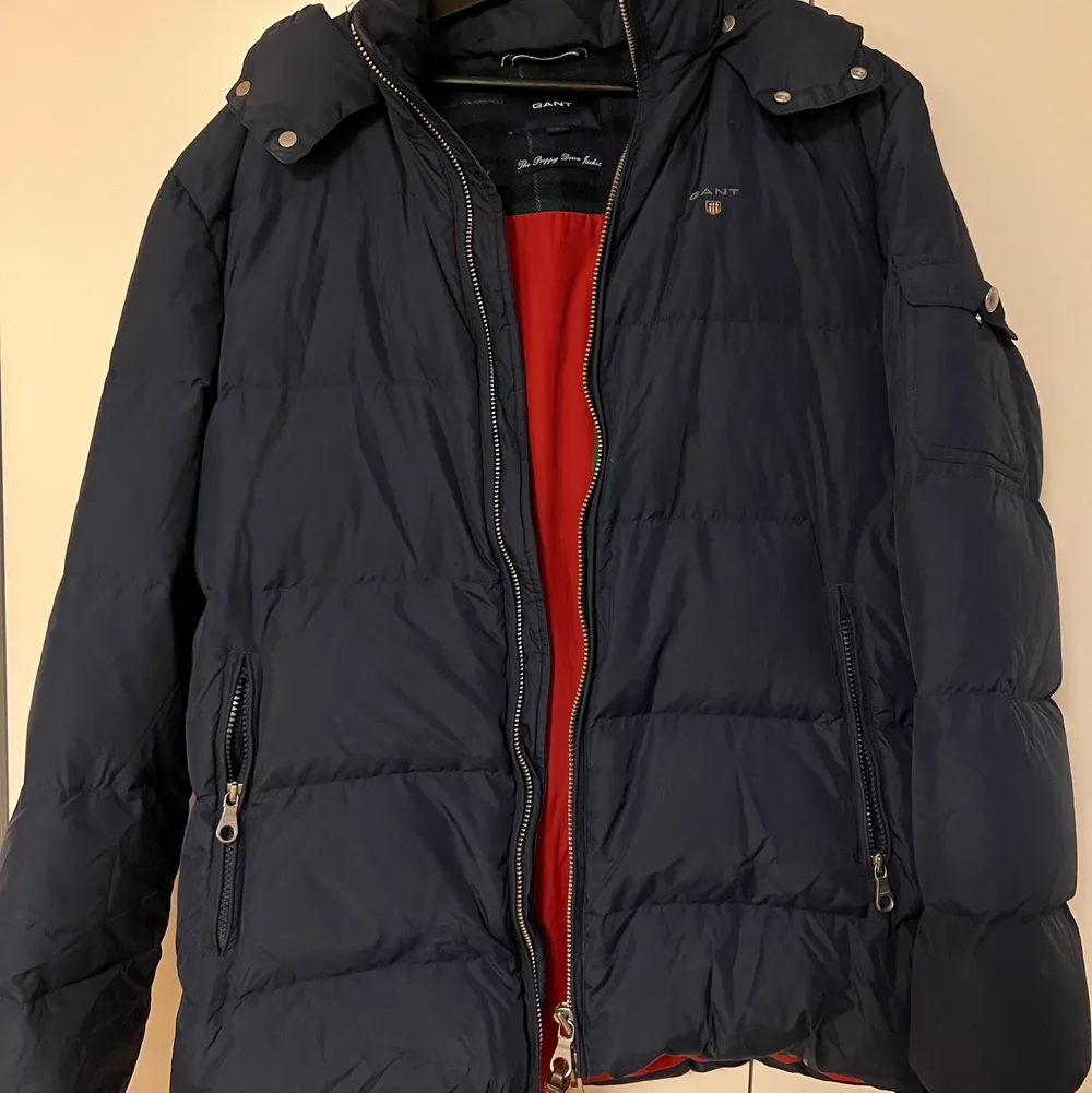 Gant vinterjacka storlek L. Säljer pga köpt en ny jacka. Den är 8/10 i skick. Väldigt varm och bekväm. . Jackor.