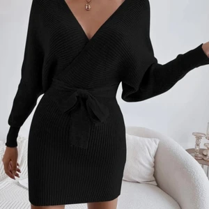 Stickad Klänning - Oanvänd stickad klänning. Strl L, men passar även M. Skickas med postnord spårbart 66kr.