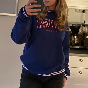 Sweatshirt  - Ascool sweatshirt från Minga London, liknar lite Nike vintage. Strl S men oversized så passar även M. Mörkblå med vita och röda detaljer. 