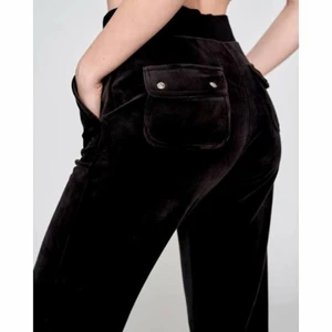 Juicy couture velour mjukis - Säljer nu mina juicy couture mjukis då dem aldrig kommer till användning eftersom jag föredrar högmidjade byxor. Köpta för ca 1149kr. Anvönda endast en gång så dem är i väldigt bra skick. 