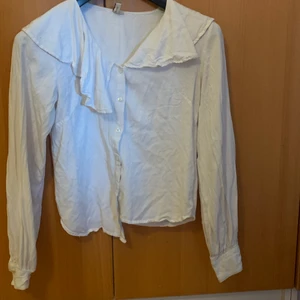 Nelly blus  - Blus med volang 