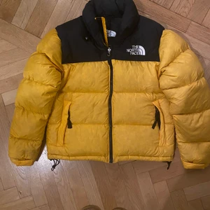 The North Face Jacka - Ytterplagg, stl. 162/164 (12-14 år), Unisex The North Face dunjacka, strlk M Köpt hos JD Sports i gallerian hösten -20.  Fint skick, inga hål el märken.  Fyllning 90% dun Nypris 3000kr 1500kr
