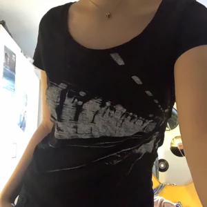T-shirt  - Jättecool tröja från Esprit med unikt tryck, ser ut som en tunnelbanestation. Köpt second hand men är i bra skick. Det står storlek L men jag skulle säga att den är S/M👍🏼 Säljer eftersom den inte kommer till användning