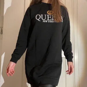 H&M Long Black Sweatshirt size34 - This is from H&M and it is in very high quality. Wore it maybe 2-3 times. The sizing is 34 but I would say that if you are in M it should fit normal, but if you normally buy S it should be a little oversized. I can send the item but you sre paying for that.♥️ ••• Tröjan är från H&M och den är i riktigt bra skick. Jag hade den på mig i kanske 2-3 gånger. Den är i storlek 34,om du är i M då kommer den att passa bra men om di är S då blir det lite oversized. Jag kan skicka den men du betalar för det