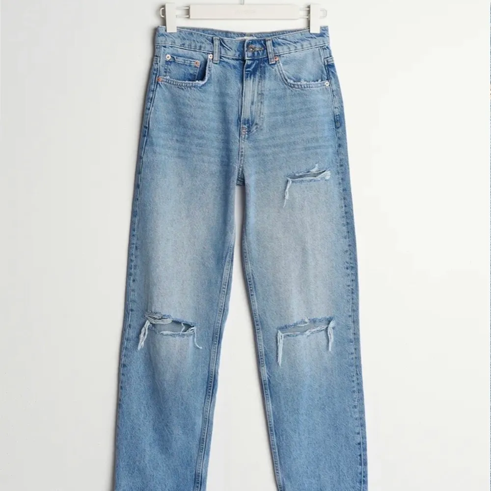 Jeans från Gina tricot: 90s high Waits i storlek 36. Har använt en gång, ordinarie pris 599:-, säljer dom för 249:- plus frakt. . Jeans & Byxor.