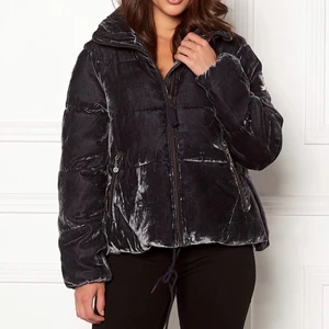 Pufferjacka från Odd Molly - Knappt använd, lånade bilder. Den är supermjuk både inuti och utanpå. Väldigt tjock också. Köparen står för frakt! Nypris 2700kr