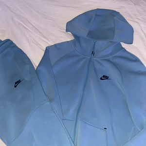 Nike Tech tracksuit baby Blue  - Färg Baby Blue sällsynt model säljs för 4000kr på andra sidor, storlek S på tröja M på byxa 