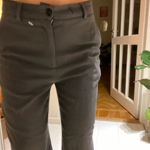 Our legacy byxor! - Sååå fina kostym byxor från our legacy! Lite mer baggy i modellen å lösa runt midjan så kan passa olika beroende på hur man vill att dom ska sitta! Litet hål vid gylfen som man däremot inte ser så fort gylfen är stängd. De är också hål brevid knappen i midjan som man ser på den första bilden! Köpta för 1500kr 😄