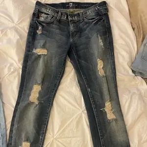 Lågmidjade vintage jeans, långa i benen och har as coola slitningar!! Är från ”7 for alla mankind” och köpta för ca 1 500kr