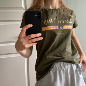 T-shirt med tryck - En T-shirt i storlek S från co’couture. Använd ett fåtal gånger. Säljer den då den ej kommer till användning då det inte riktigt är min stil. Vid frågor är det bara att skriva. Kostnaden är pris + frakt💞