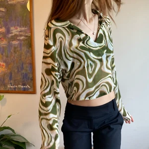 Skitsnygg flerfärgad blus🥰🥰 - En av mina favoritblusar, med vida ärmar och originellt 70-tals mönster. Passar jättefint till högtider och liknande💖💖 frakt 45kr🥰🧚🏼🧚🏼