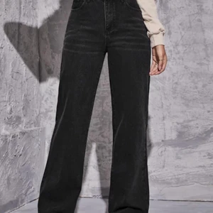 Svarta jeans - Hej, jag säljer mina svarta jeans som jag beställde från shein för ett tag sen. Storlek XS men passar bra upp till storlek M. 