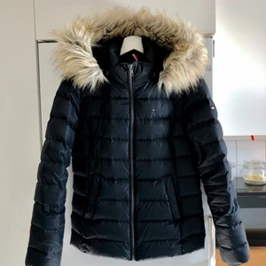 Hilfiger dunjacka stlk S - Dunjacka i storlek S från Tommy Hilfiger. Köpt för 2199 kr och är i väldigt fint skick och är sparsamt använd! Säljs på grund av att jag aldrig använder den, kan gå ner i pris för snabb affär💕 