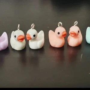 Anks örhengen  - Man kan välja mellan dom färgerna. Dom kostar 20kr som örhengen. Jag har 2 par av alla 4 färger. 