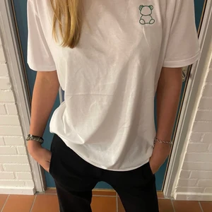 Jättesnygga bambu t-shirts - Vi säljer bambu t-shirts i färgerna svart och vitt, miljövänliga, bekväma och hjälper emot svett fläckar 