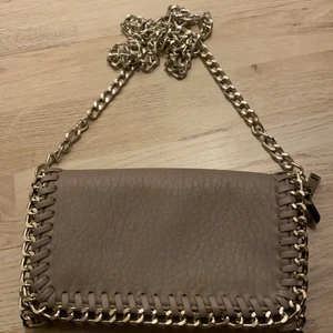 Väska - Jätte fin axelremsväska med silver kedja från scorett, aldrig använt den, om man undrar något så skriv privat högsta budet ligger på 250 ❤️ +frakt köp direkt för 280