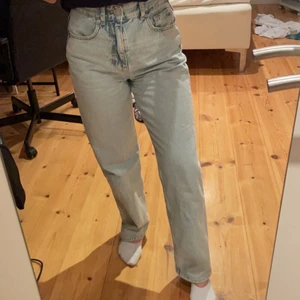 Gina tricot 90s high waist jeans strl 34 - Säljer dessa superfina jeans då dom tyvärr för stora för mig så knappt använda, köpte de i somras. 