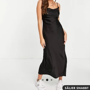 Satinklänning Stradivarius - Intressekoll, har endast använt denna en gång. Superfint skick och är ifrån Stradivarius från Asos. Ordinarie pris 229, säljer för 150kr!💗